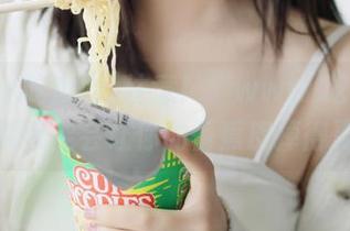 注意！“www.吃瓜网”视频可能会让你的香蕉皮掉得更脆