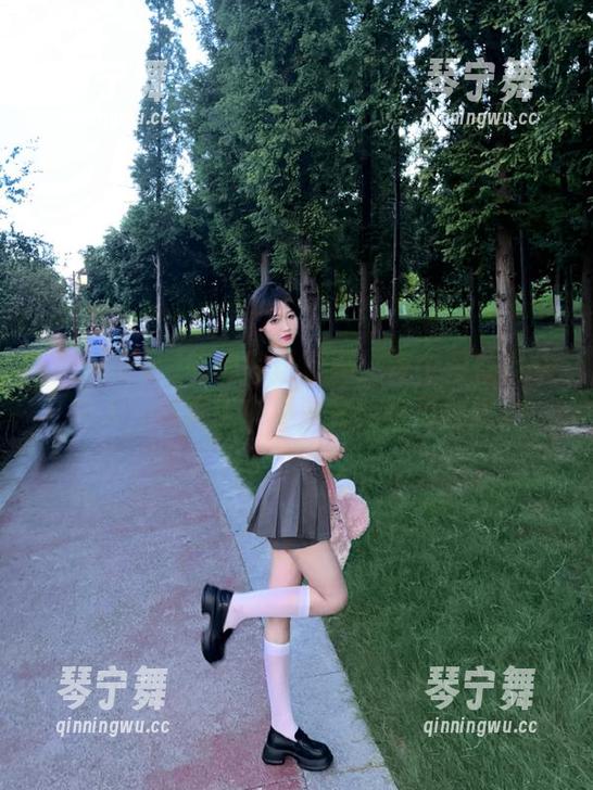 吃瓜专区官网：每个习惯低头的人，都是圈中不知名的吃瓜群众。