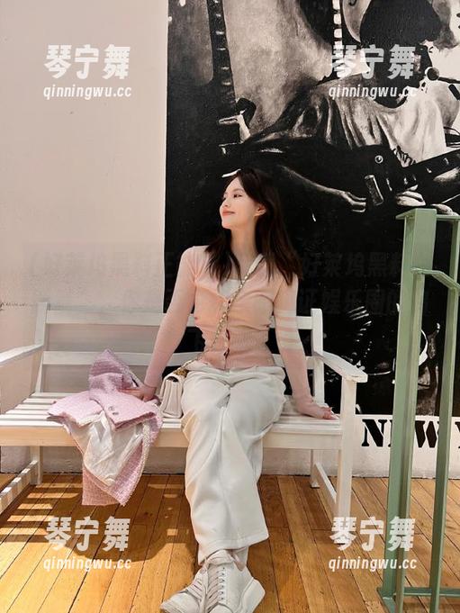 下载“好莱坞黑料正能量”，你是否也想亲眼见证娱乐圈的鸡飞狗跳？