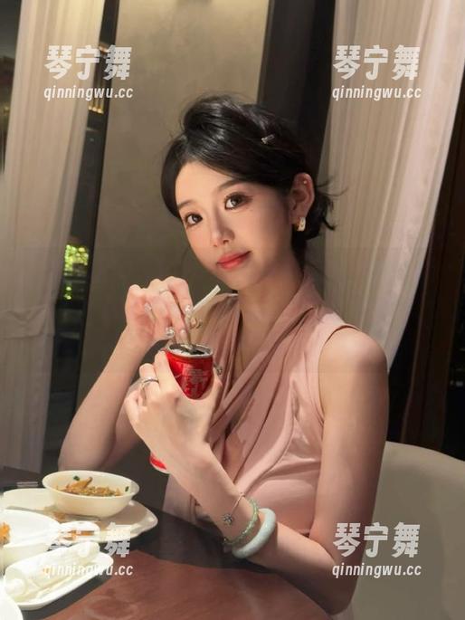 奔波于“我要吃瓜网”的网址，好八卦的闲情，我这心情就突然飞了起来。