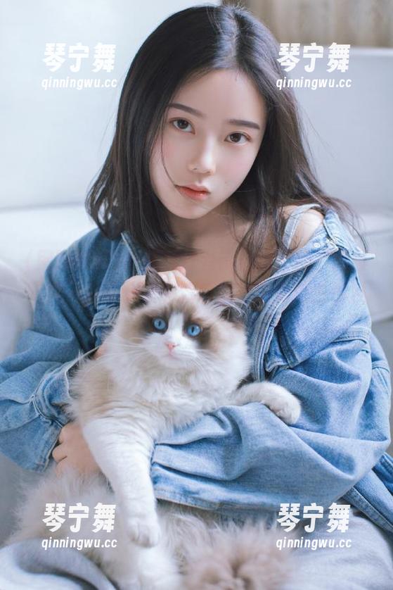 吃瓜爱好者请注意：用“网曝吃瓜”免费获取最新瓜情，快来抢占沙发！