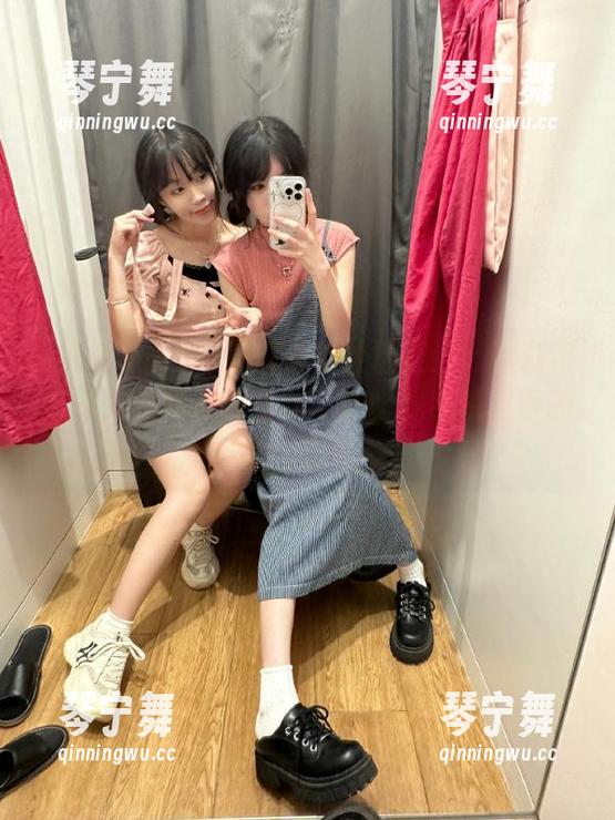 吃瓜海角社区直达：黑料不打烊，我耳边听到的八卦比我手机里存的照片还多！
